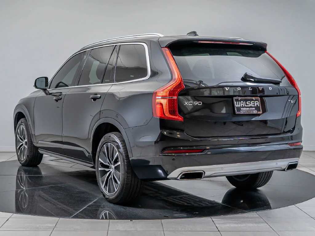 Used 2020 Onyx Black Metallic Volvo T6 Momentum image 6