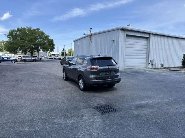 Used 2016 Gray Nissan SV image 7