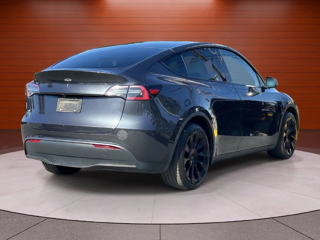 Used 2024 Stealth Gray Tesla Long Range image 4