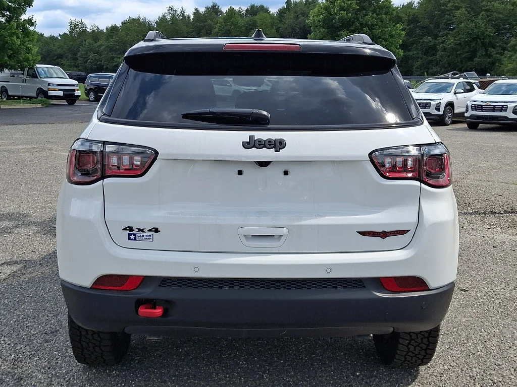 New 2026 Bright White Clear-Coat Exterior Paint Jeep Trailhawk image 7