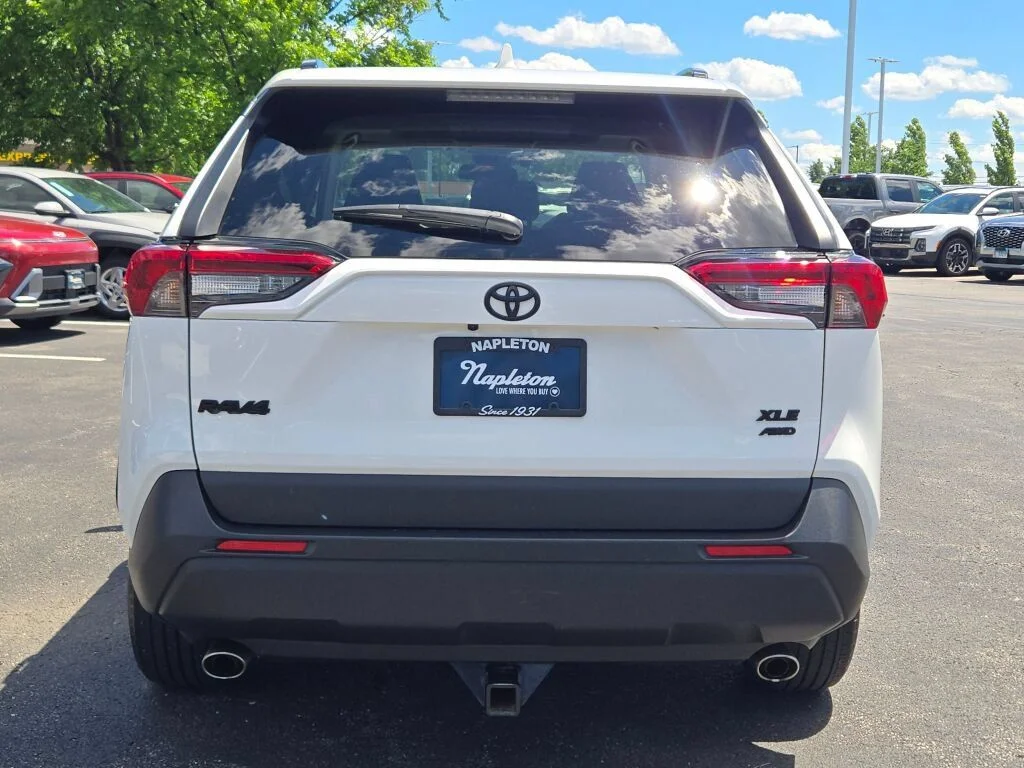 Used 2019 White Toyota XLE image 14