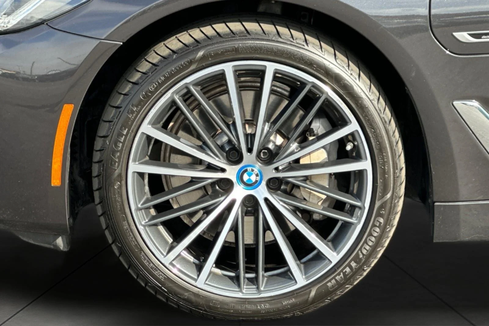 Used 2023 Dark Graphite Metallic BMW 530e xDrive image 25