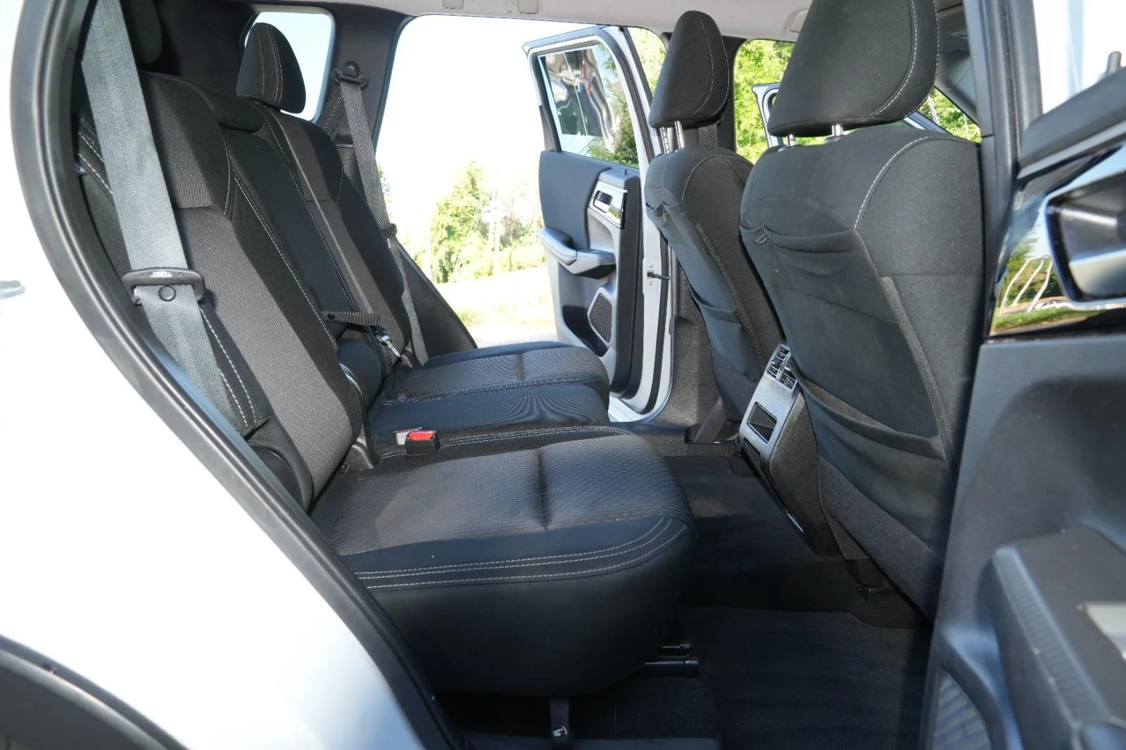 Used 2024 Silver Mitsubishi ES image 30