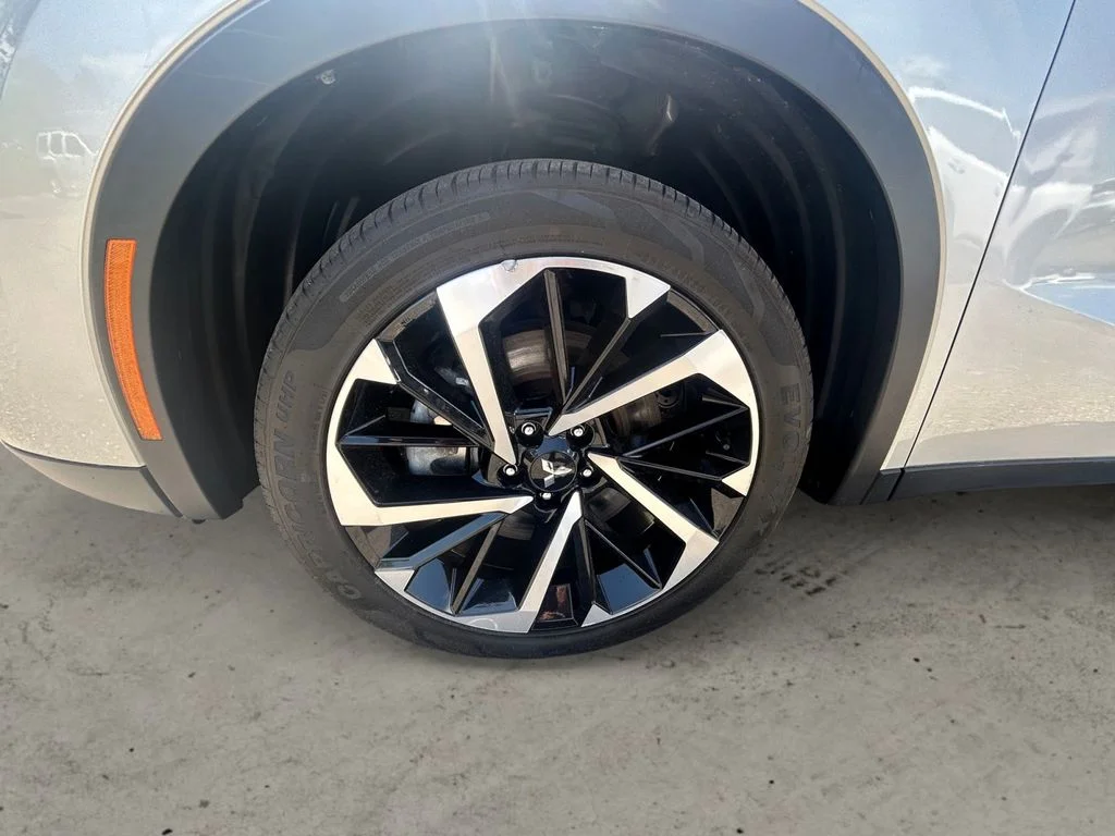 Used 2022 Alloy Silver Mitsubishi  image 15