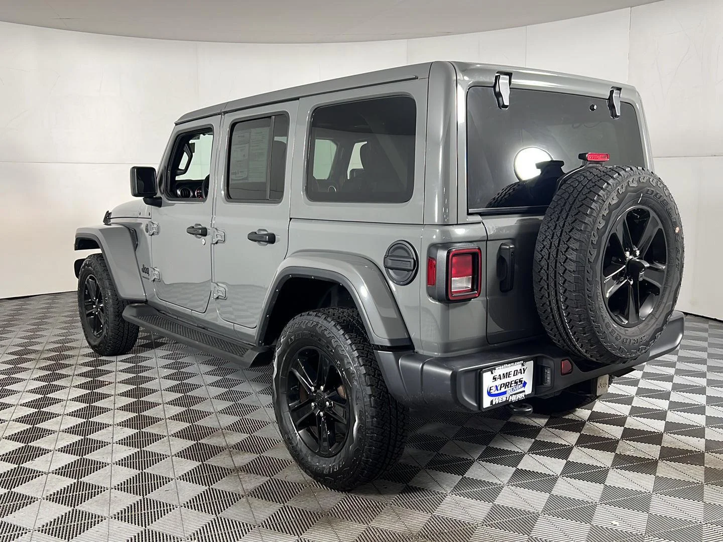 Used 2023 Sting-Gray Clearcoat Jeep Altitude image 7