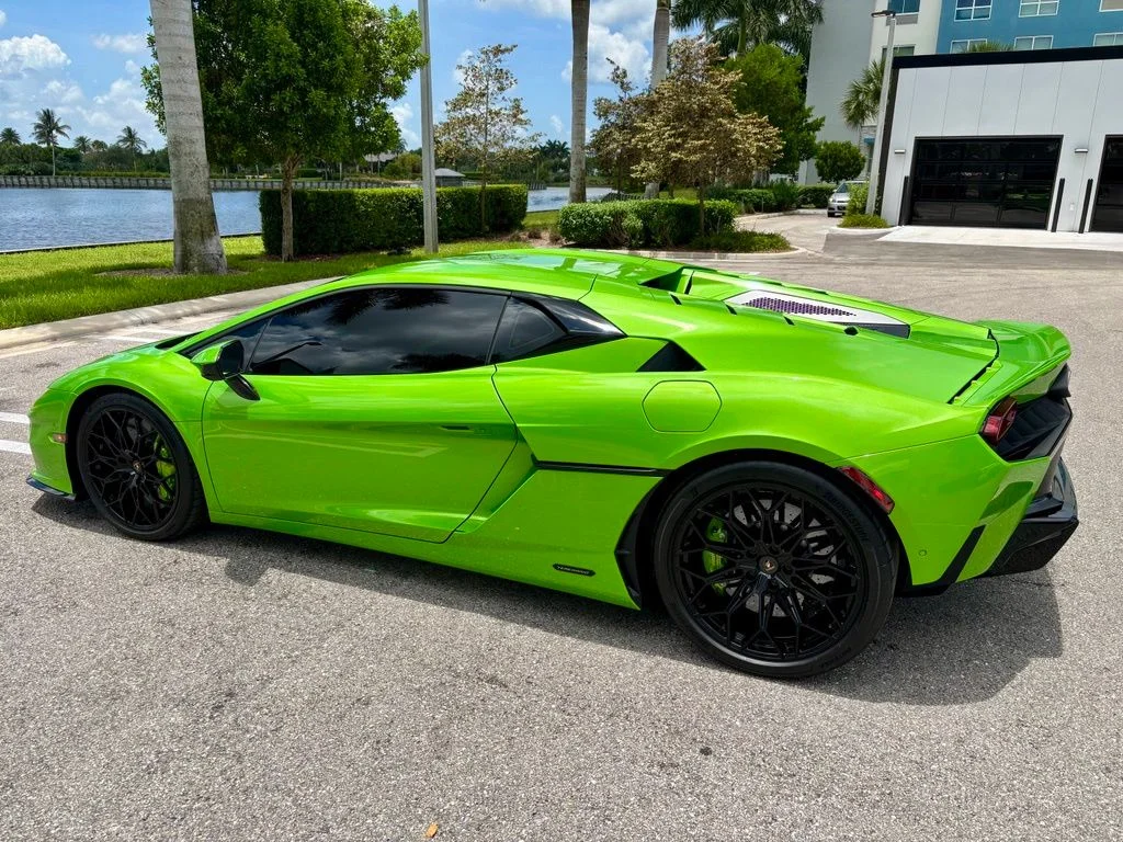 Used 2026 Verde Selvans Metallic Lamborghini  image 9