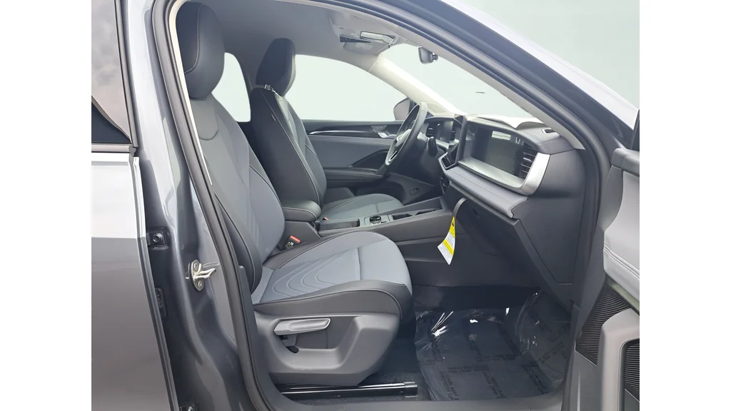 2025 Volkswagen Tiguan SE - Photo 13