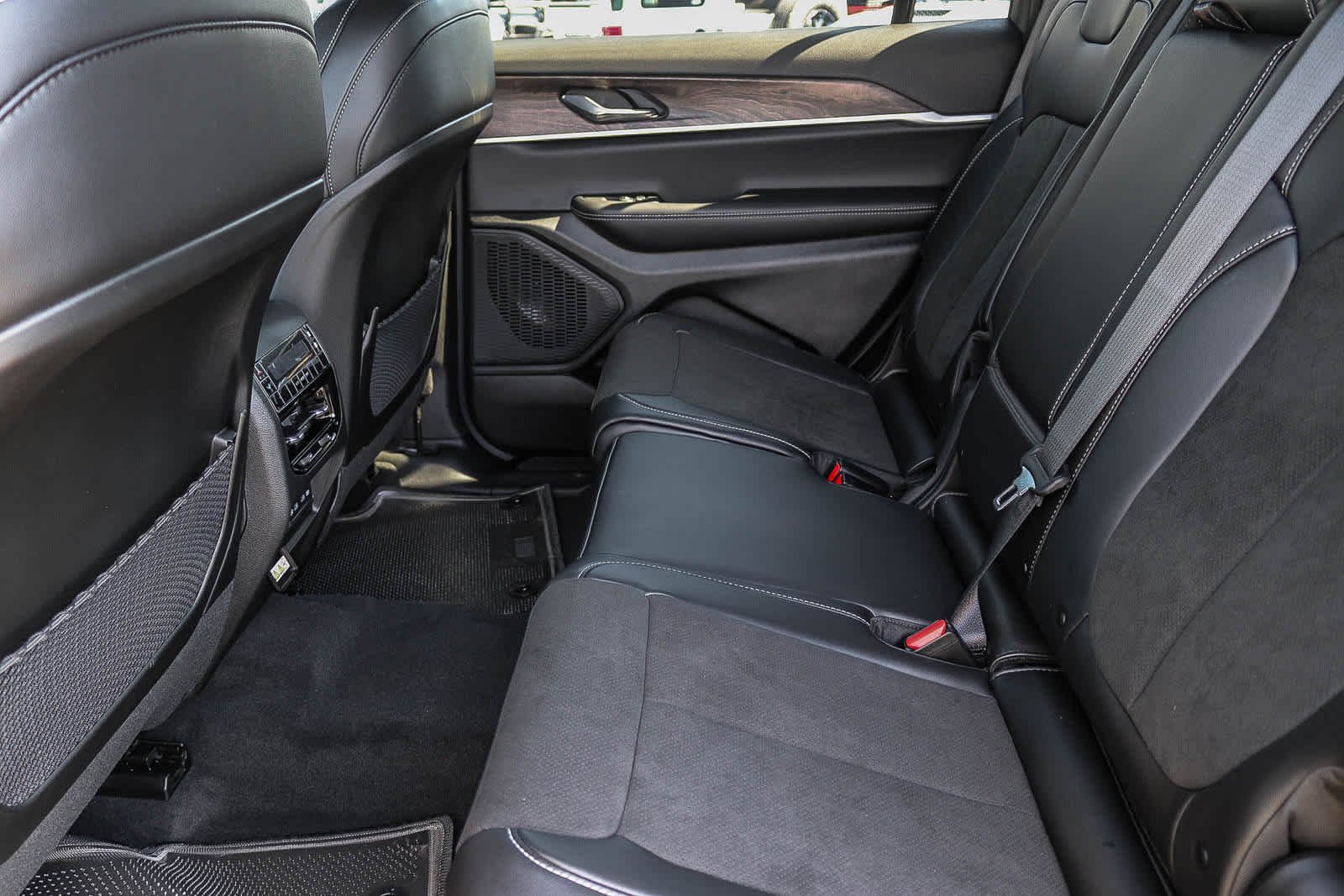 New 2027 High-Gloss Black Paint Jeep Laredo Altitude image 18