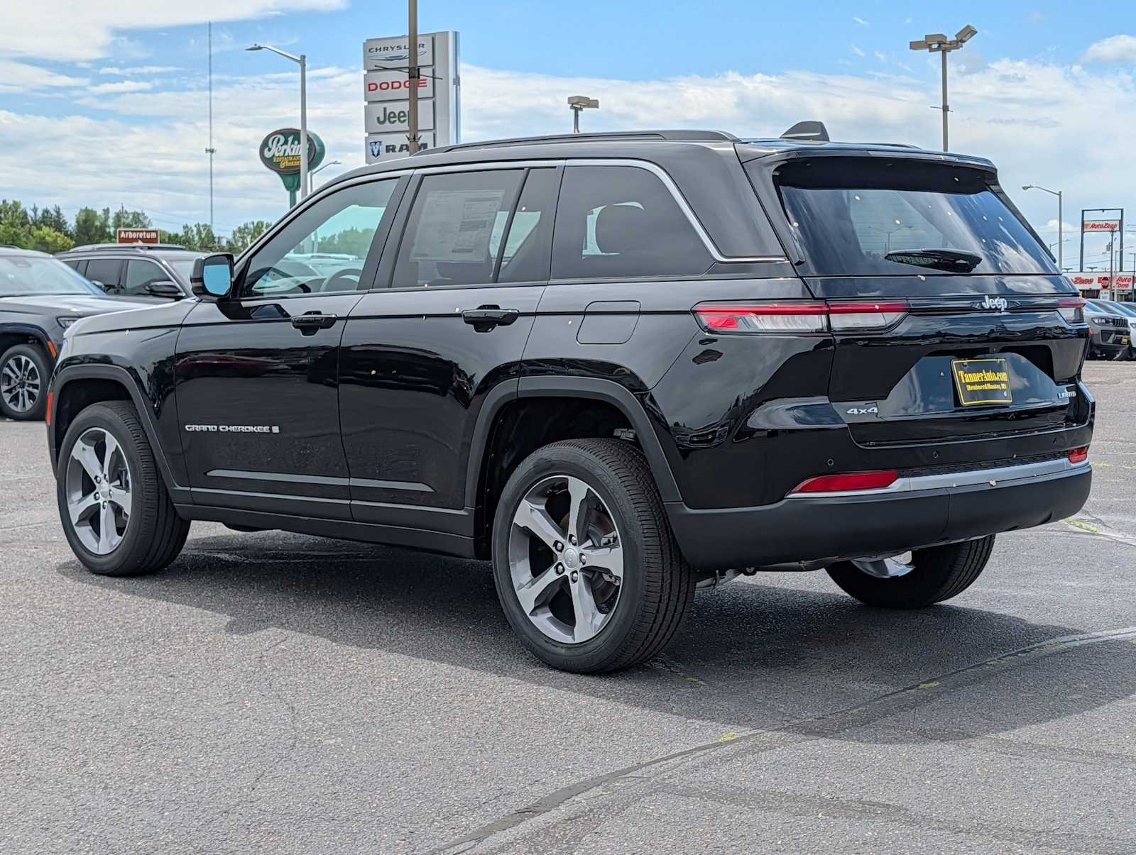 New 2026 Diamond Black Crystal Pearlcoat Jeep Limited image 5