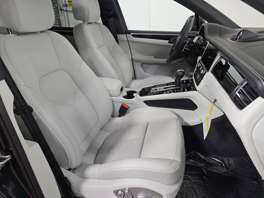 2026 Porsche Macan T - Photo 27