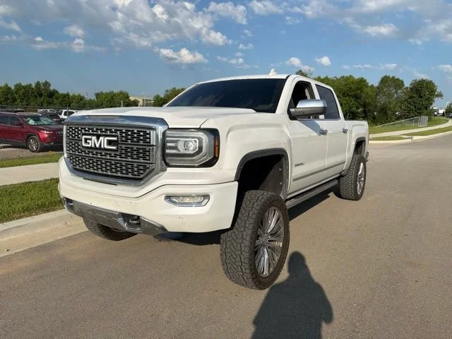 Used 2017 WHITE FROST TRICOAT GMC Denali image 6