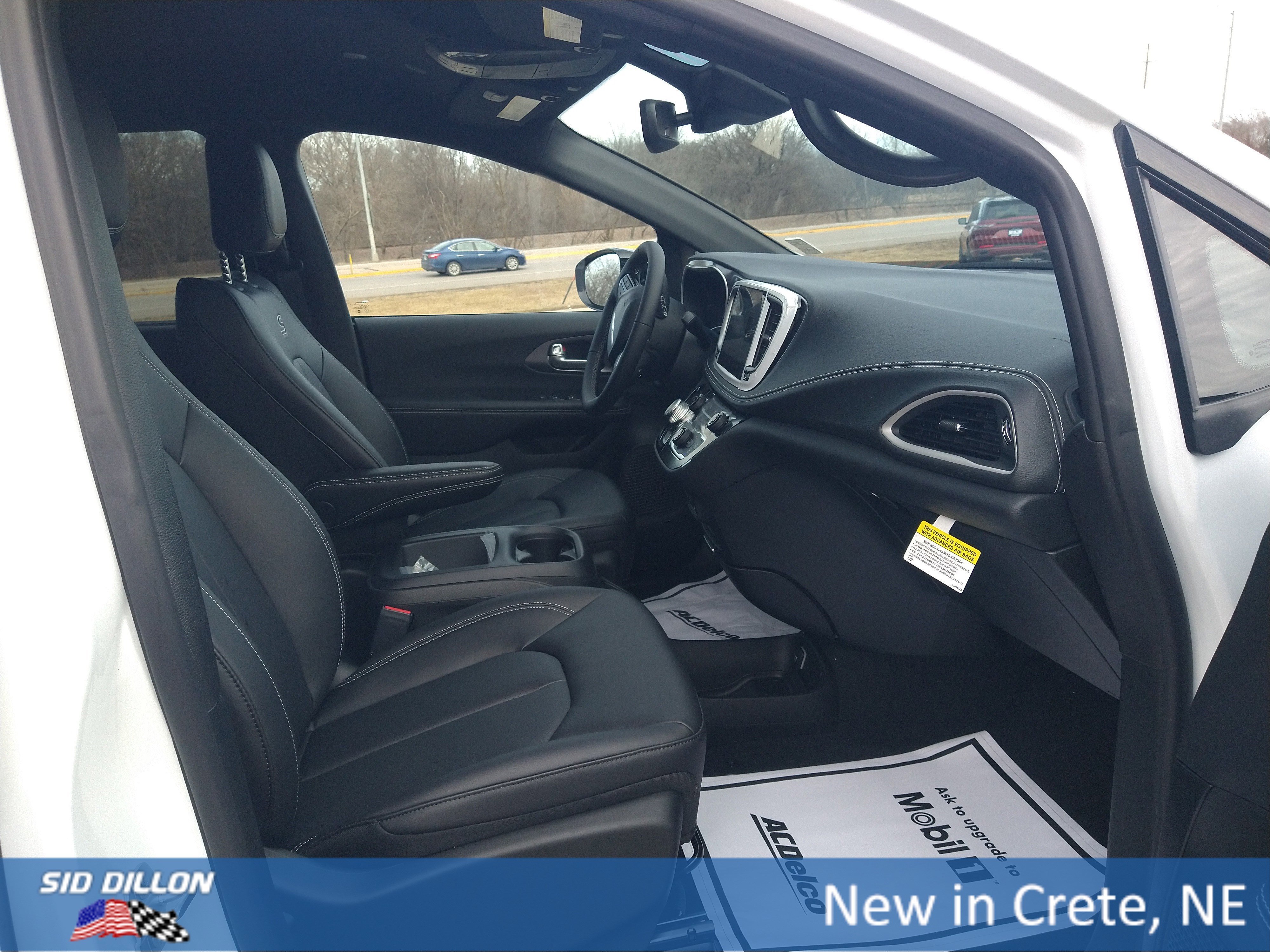 New 2026 Bright White Clear-Coat Exterior Paint Chrysler Select image 4