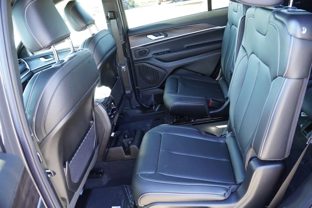 New 2026 Baltic Gray Metallic Clear-Coat Exterior Paint Jeep Limited image 11