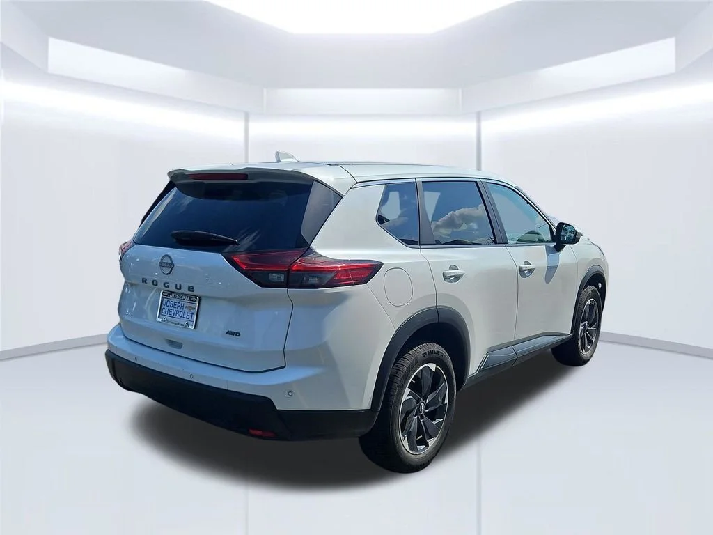 Used 2025 White Nissan SV image 5