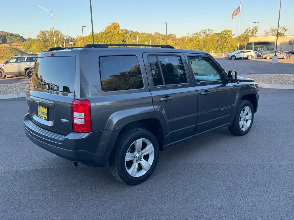 Used 2016 Gray Jeep Latitude image 3