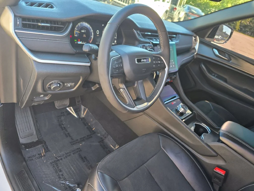Used 2024 White Jeep Altitude image 25
