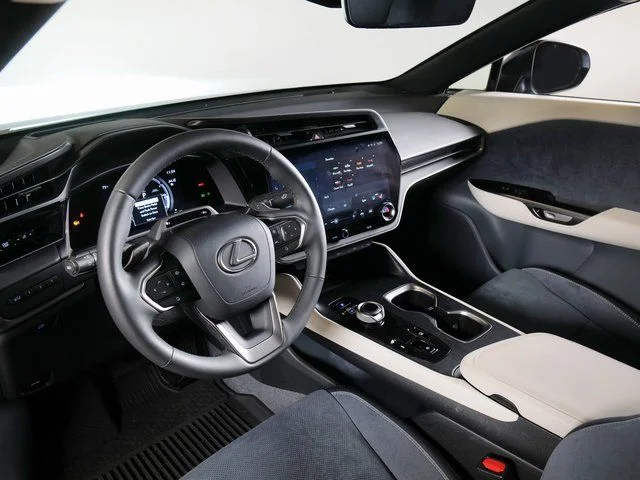 Used 2023  Lexus 450e Luxury image 18