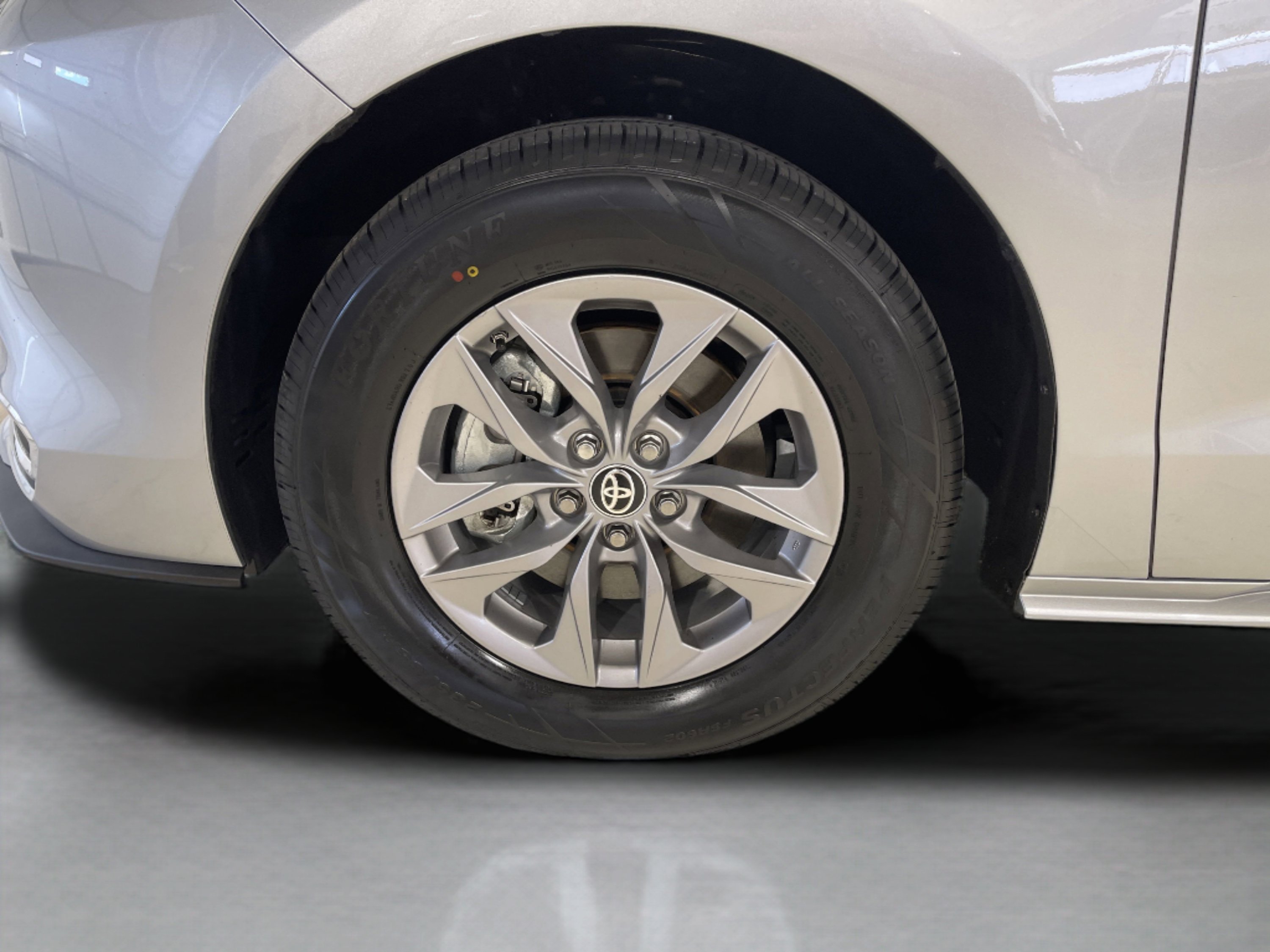 2024 Toyota Sienna XLE - Photo 8