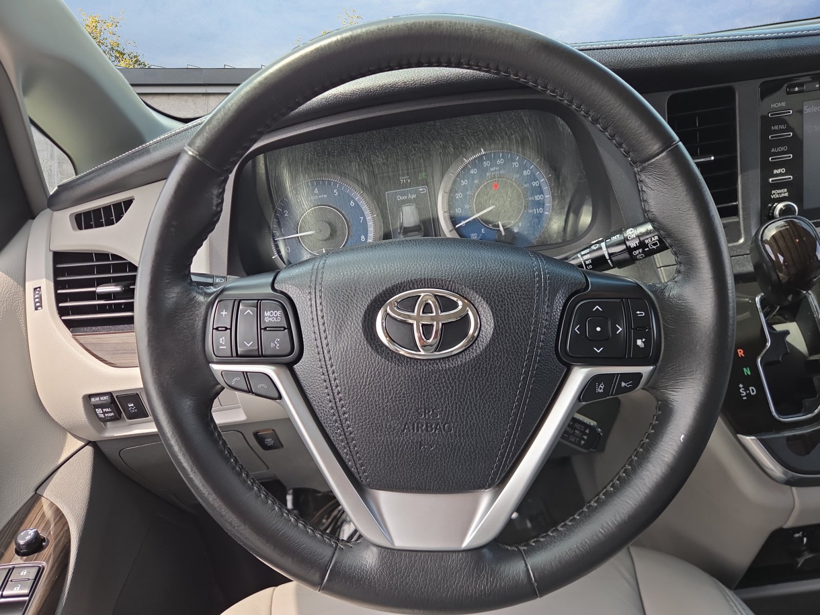 2018 Toyota Sienna XLE - Photo 12
