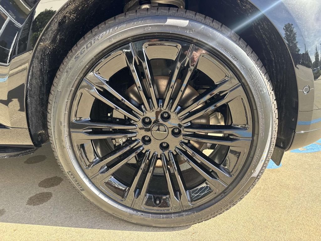 New 2026 Santorini Black Land Rover SE image 6