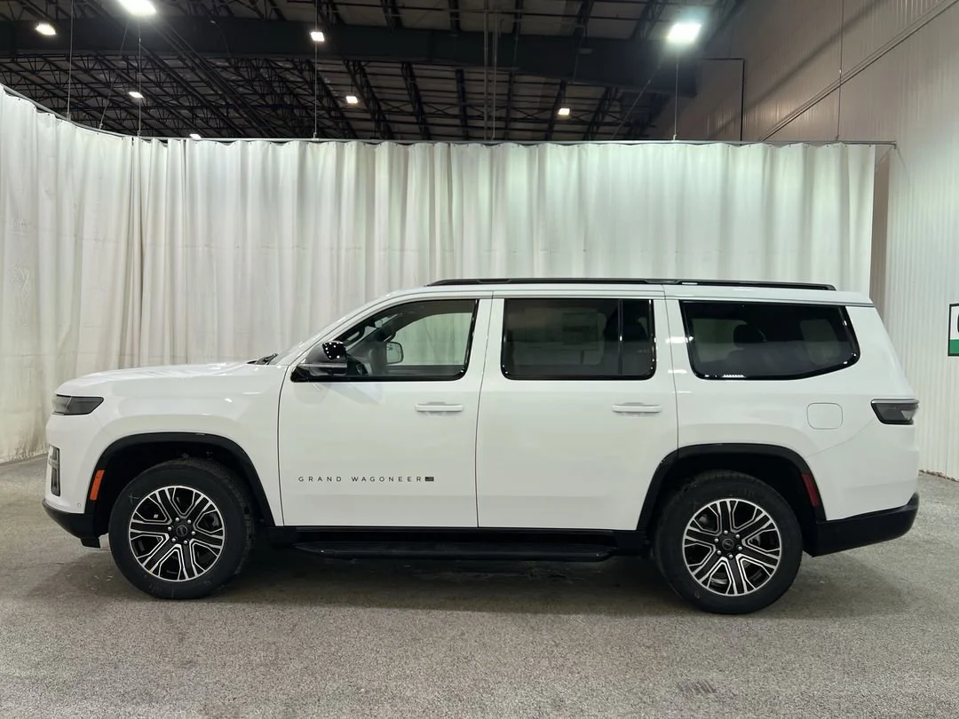 New 2026 Bright White Clear-Coat Exterior Paint Jeep BASE image 6