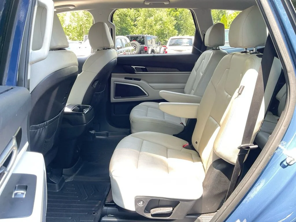 Used 2023 Black Kia EX image 31