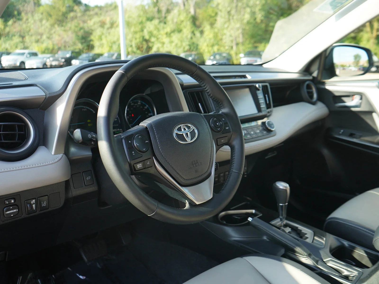 Used 2018 White Toyota 4D WAGON HYBRID LIMITED image 25