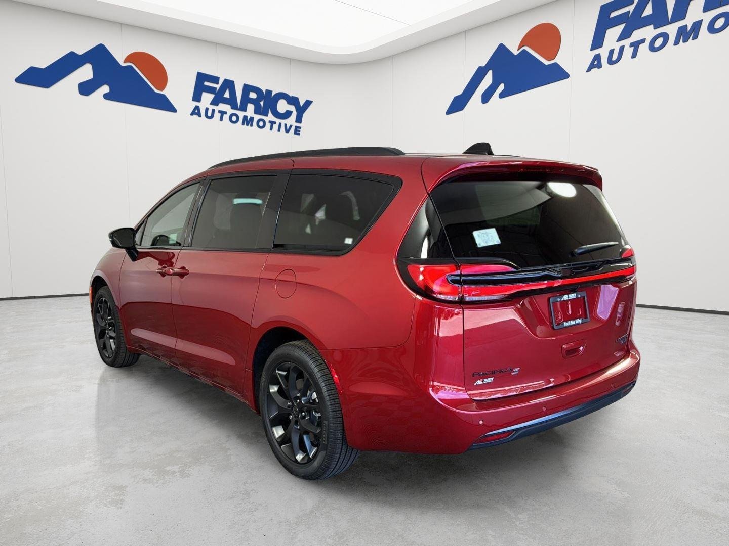 New 2027 Red Hot Pearl-Coat Exterior Paint Chrysler Limited image 6