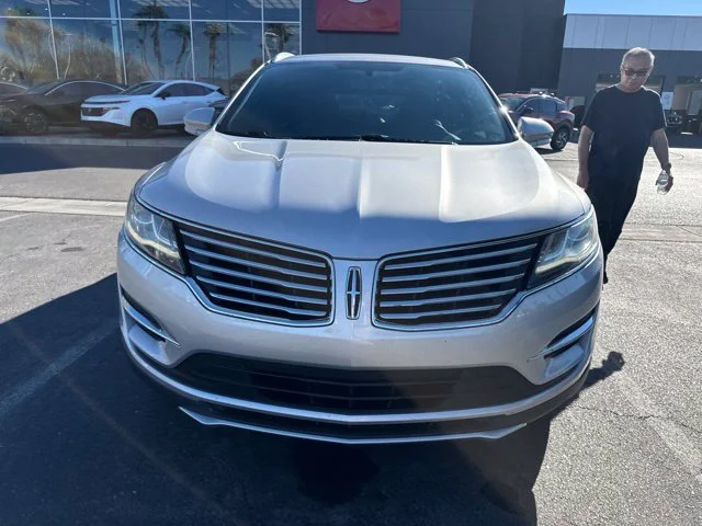 Used 2017 Ingot Silver Lincoln Premiere image 2