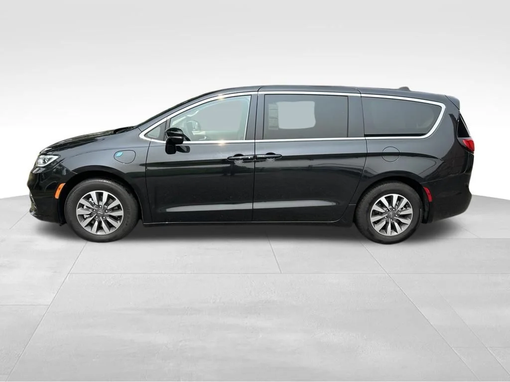 Used 2024 Black Chrysler Select image 2