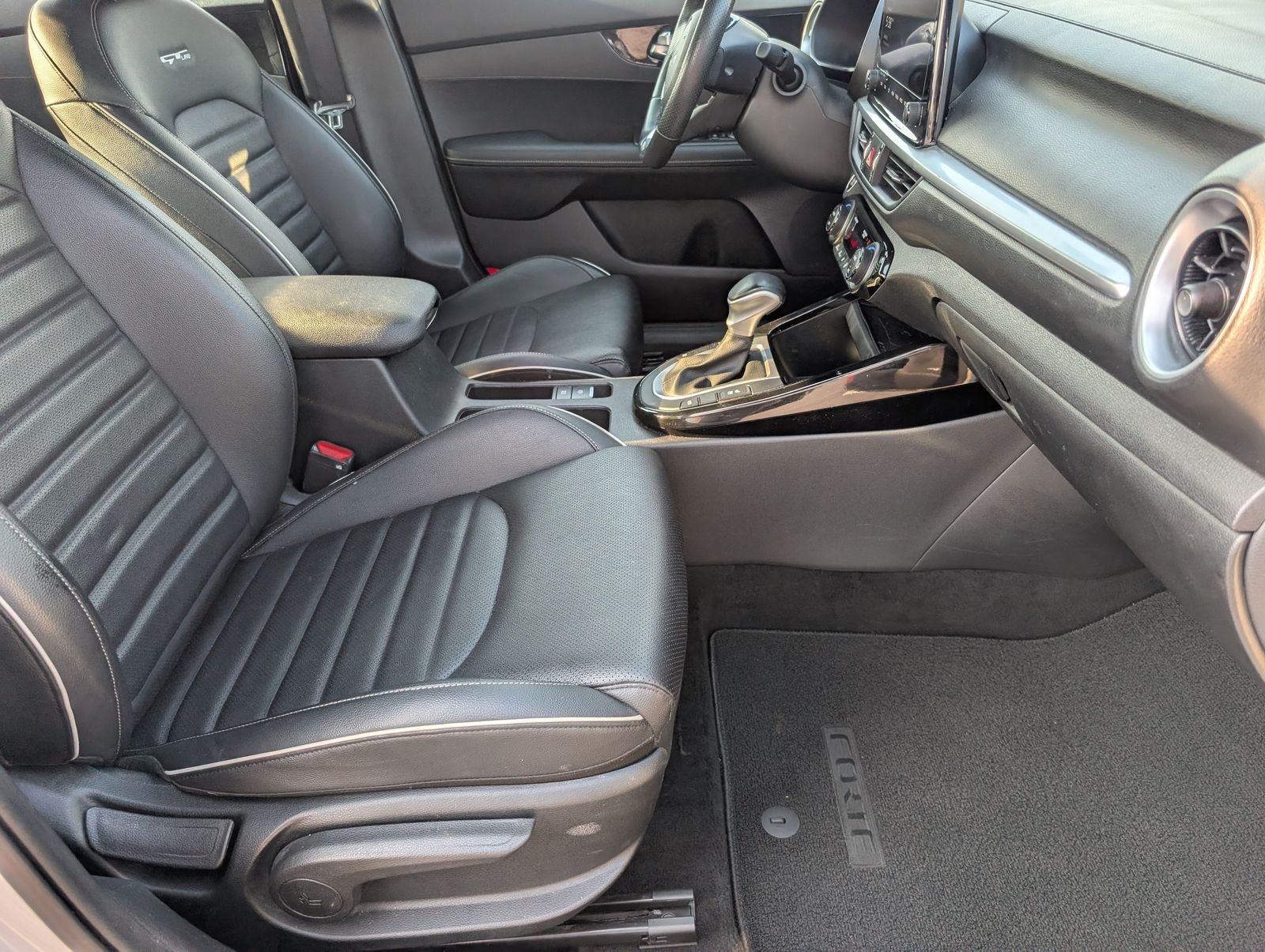 Used 2024 Snow White Pearl Kia GT-Line image 27