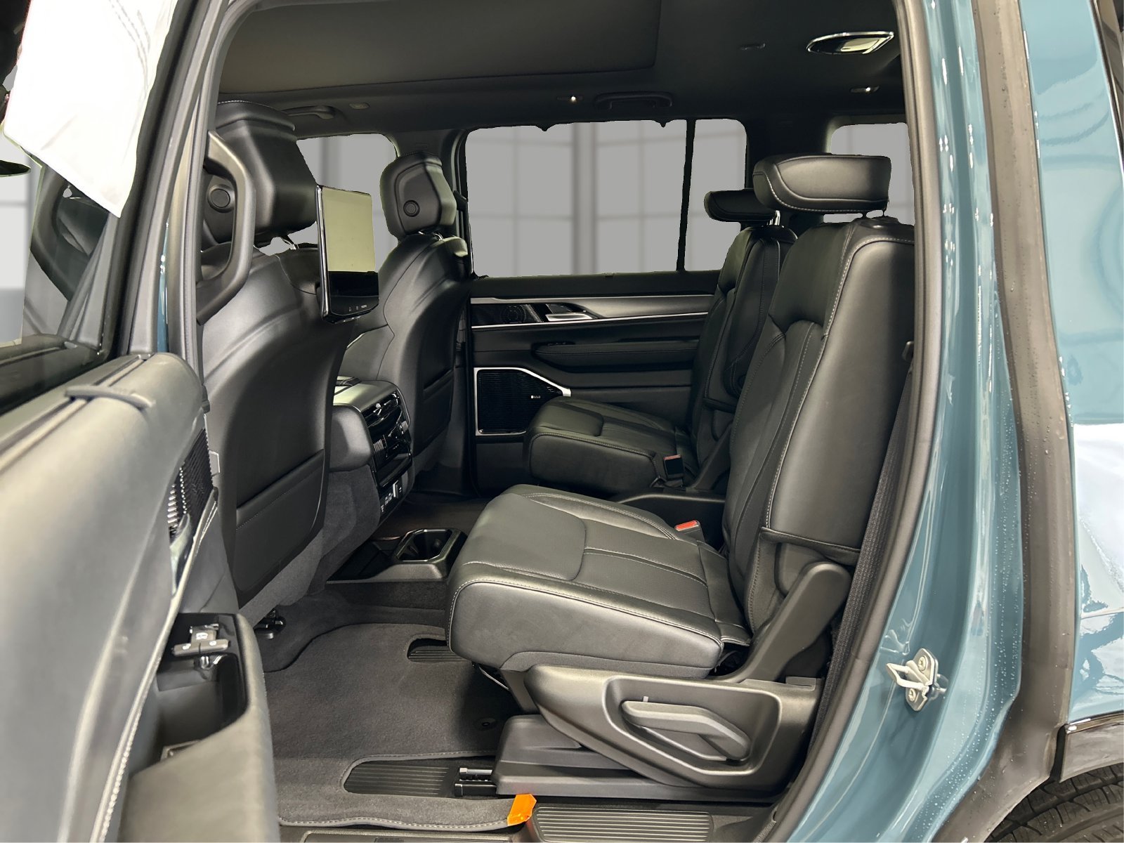New 2026 Steel Blue Exterior Paint Jeep Limited Reserve image 10