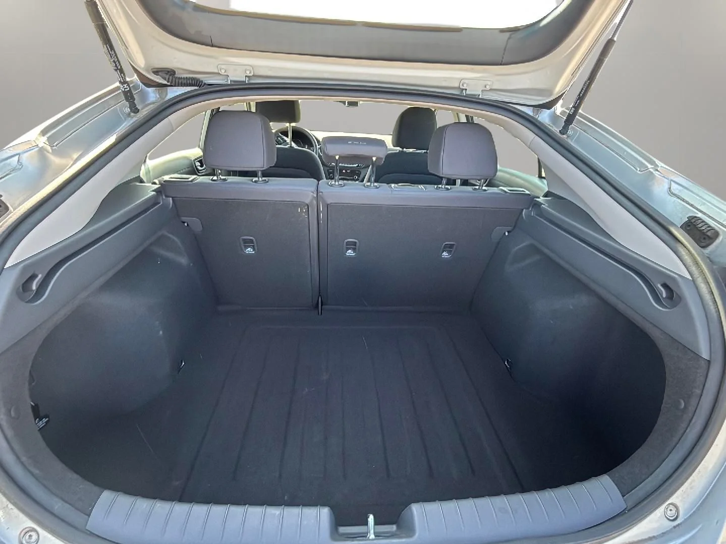 Used 2018 Silver Hyundai Blue image 16