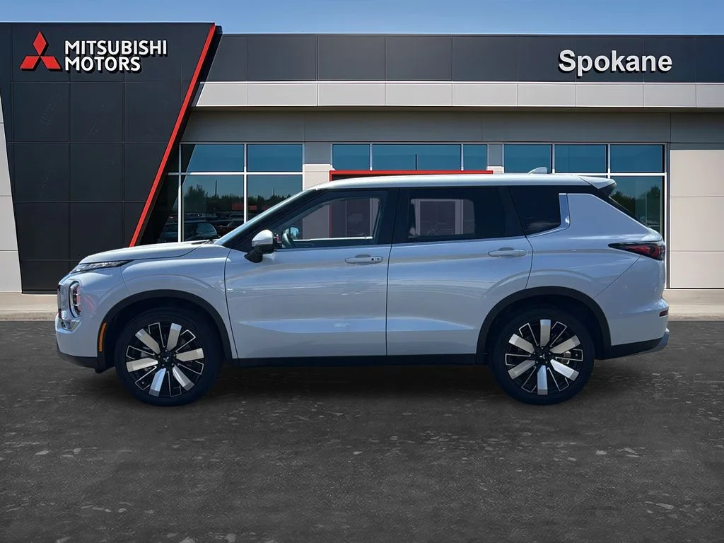 New 2026 White Diamond Mitsubishi LE image 4