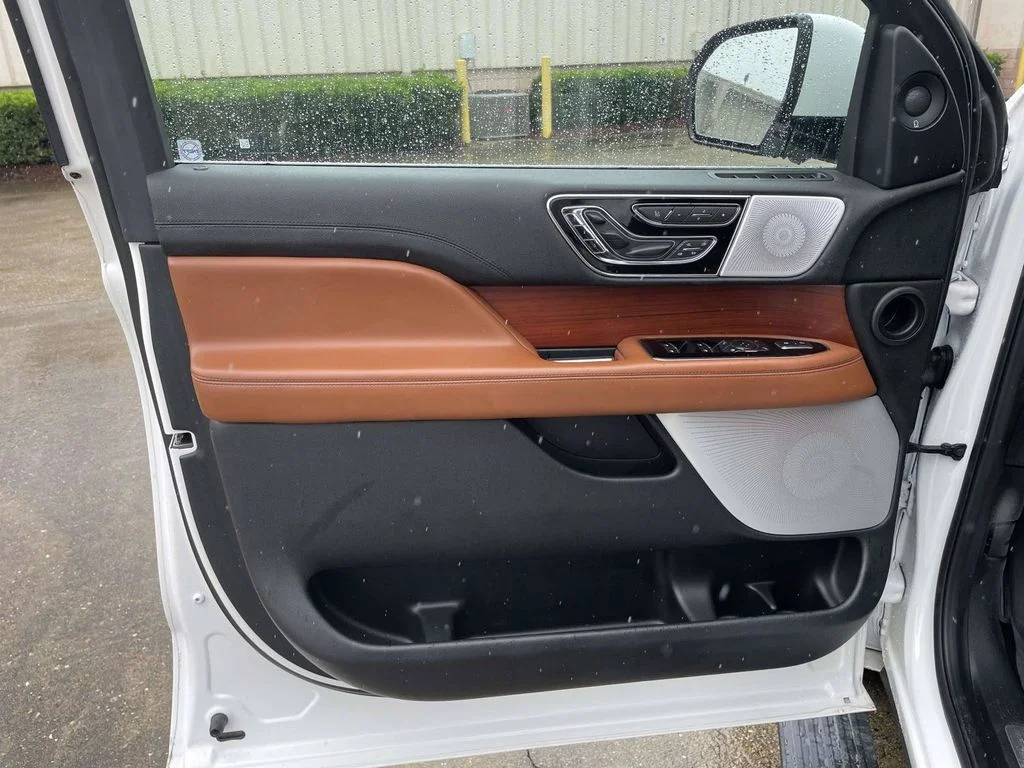 Used 2020 White Lincoln Reserve image 15