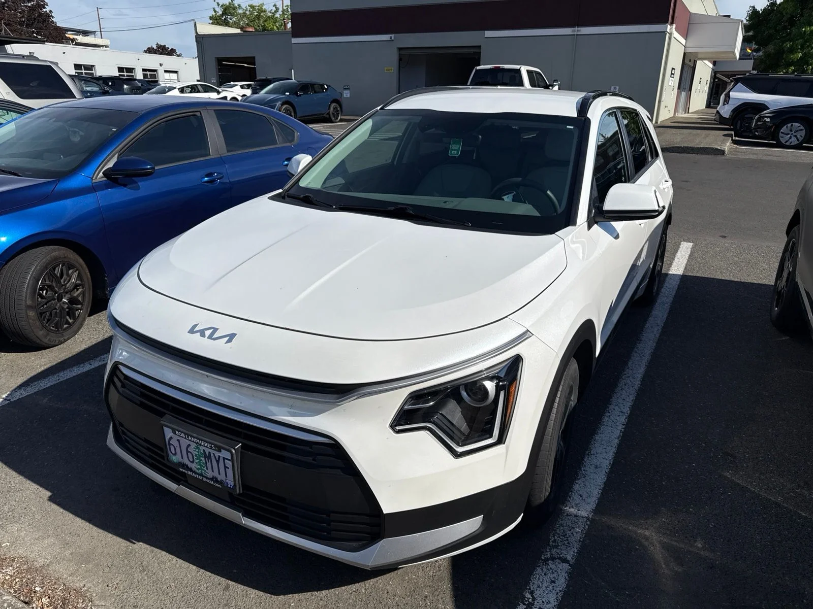 Used 2023 Snow White Pearl Kia EX image 1
