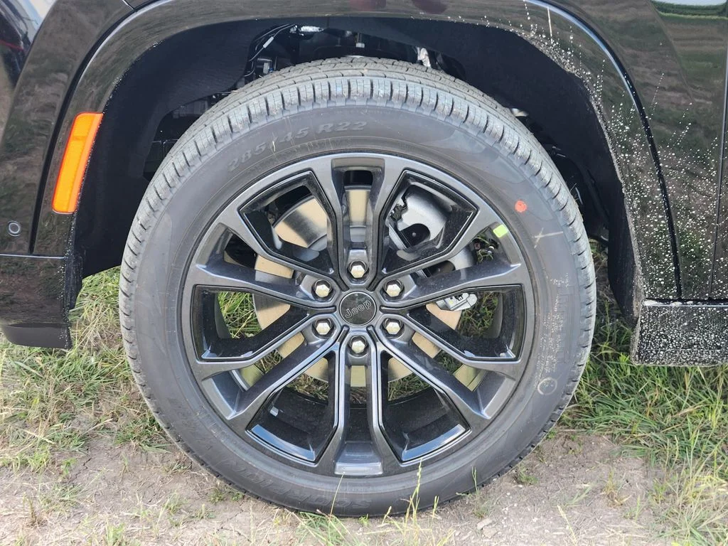 New 2026 High Gloss Black Jeep Summit Reserve image 7