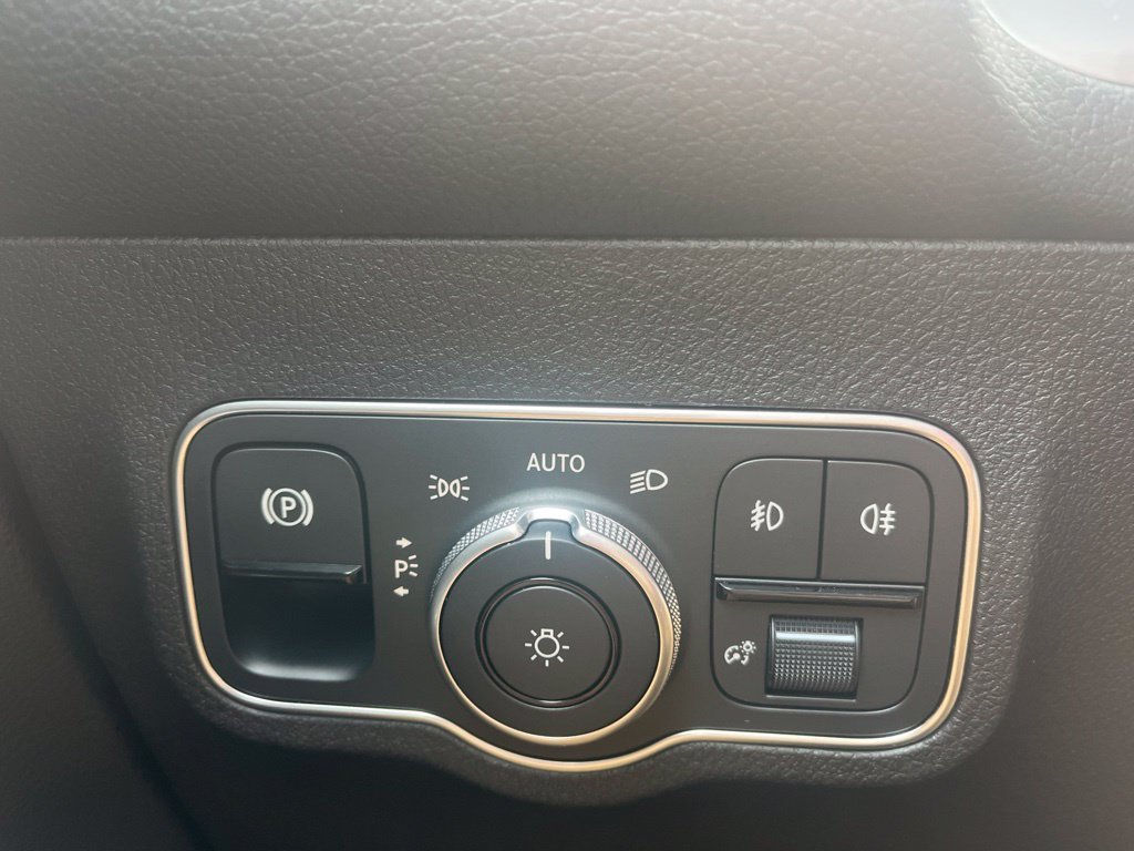 Used 2026 White Mercedes-Benz GLB 250 image 25