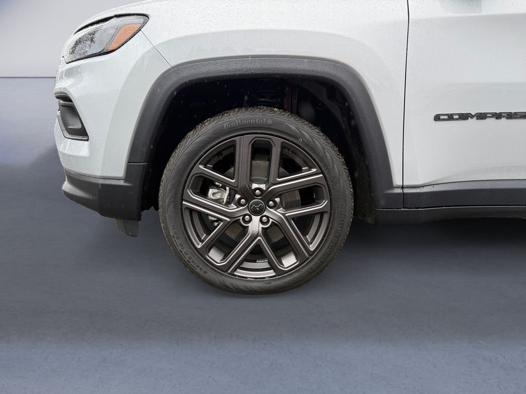 New 2026 Silver Zynith Metallic Clear-Coat Exterior Paint Jeep Latitude image 10