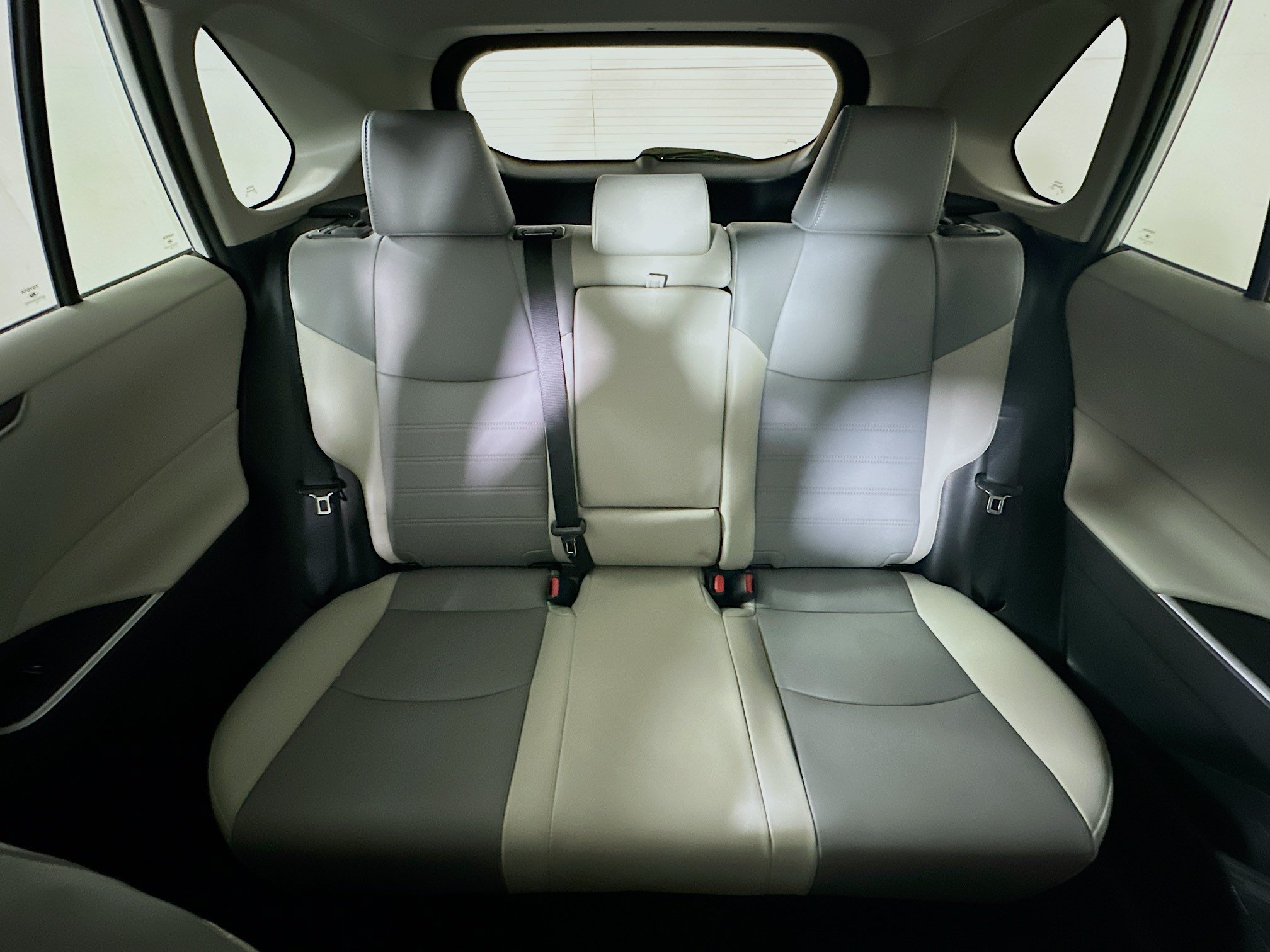 Used 2024 Pearl Toyota XLE Premium image 30