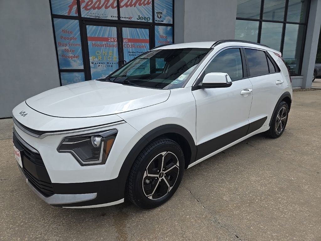 Used 2024 Kia Niro EX with VIN KNDCR3LE4R5173869 for sale in Kansas City