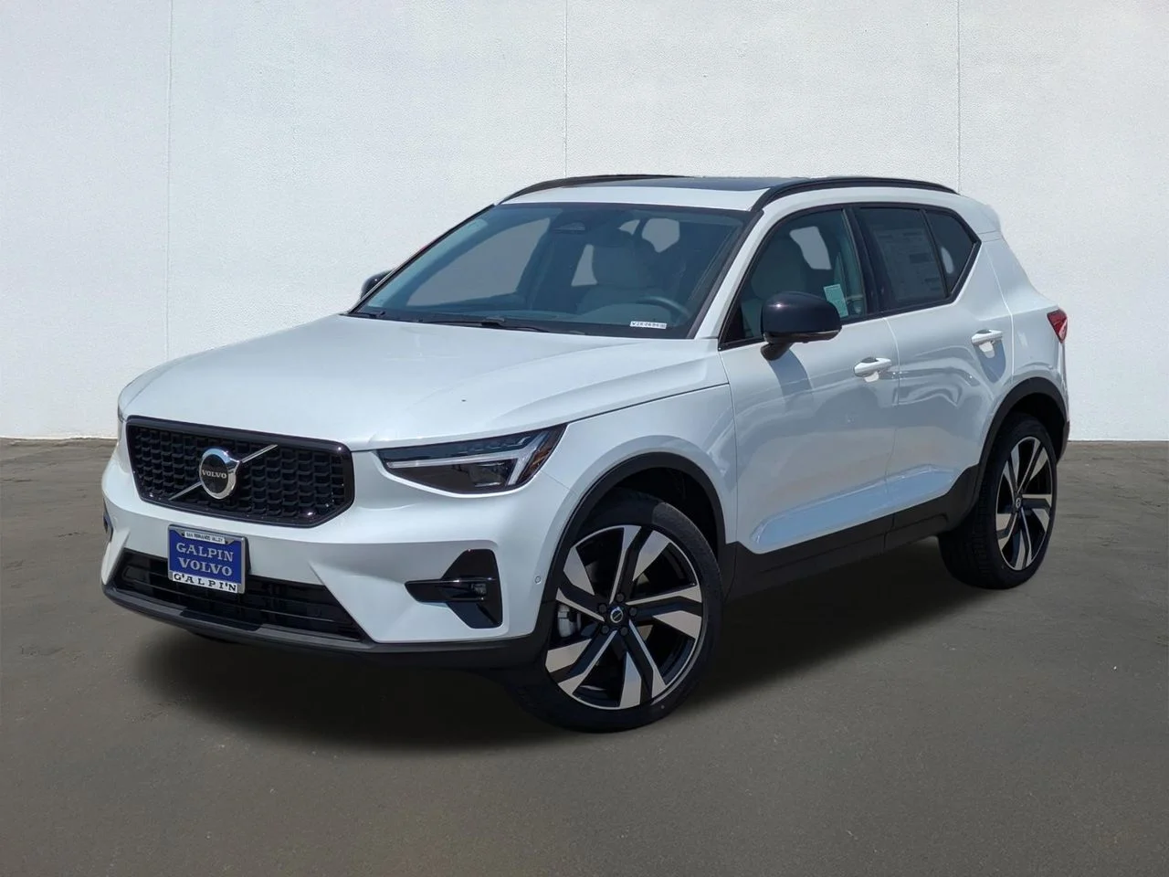 2026 Volvo XC40 B5 Ultra Dark AWD's photo