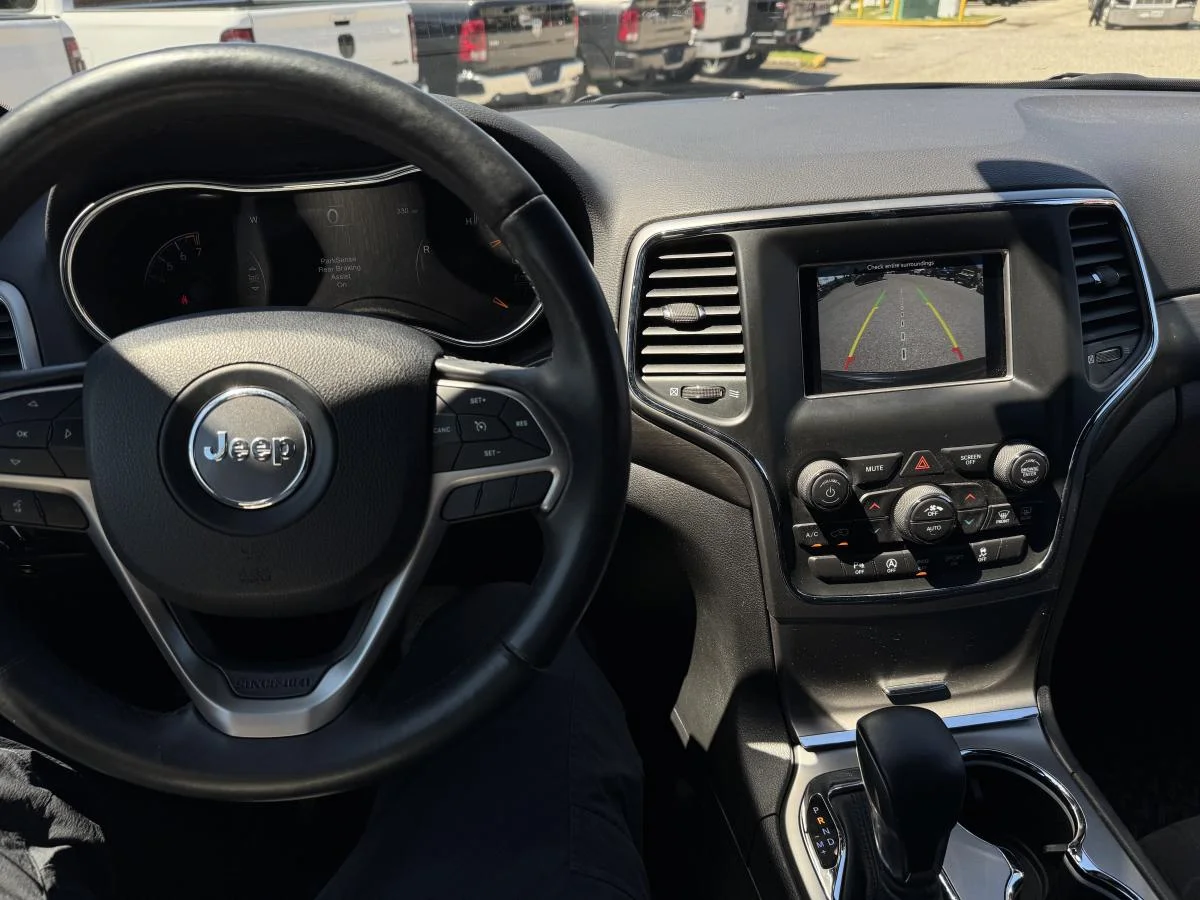 Used 2018 Red Jeep Laredo 4wd image 18