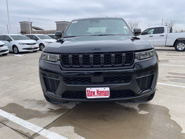 New 2026 Diamond Black Crystal Pearlcoat Jeep Laredo Altitude image 8