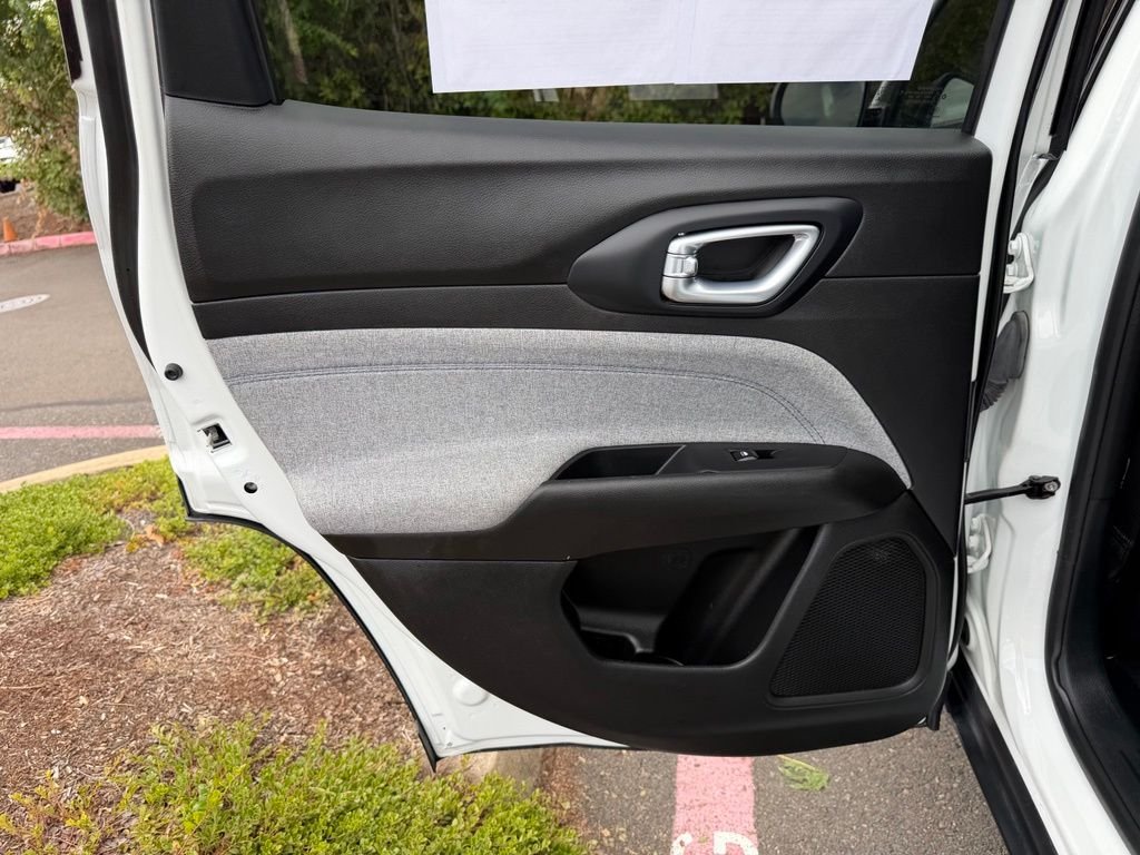 Used 2024 White Jeep Latitude image 28