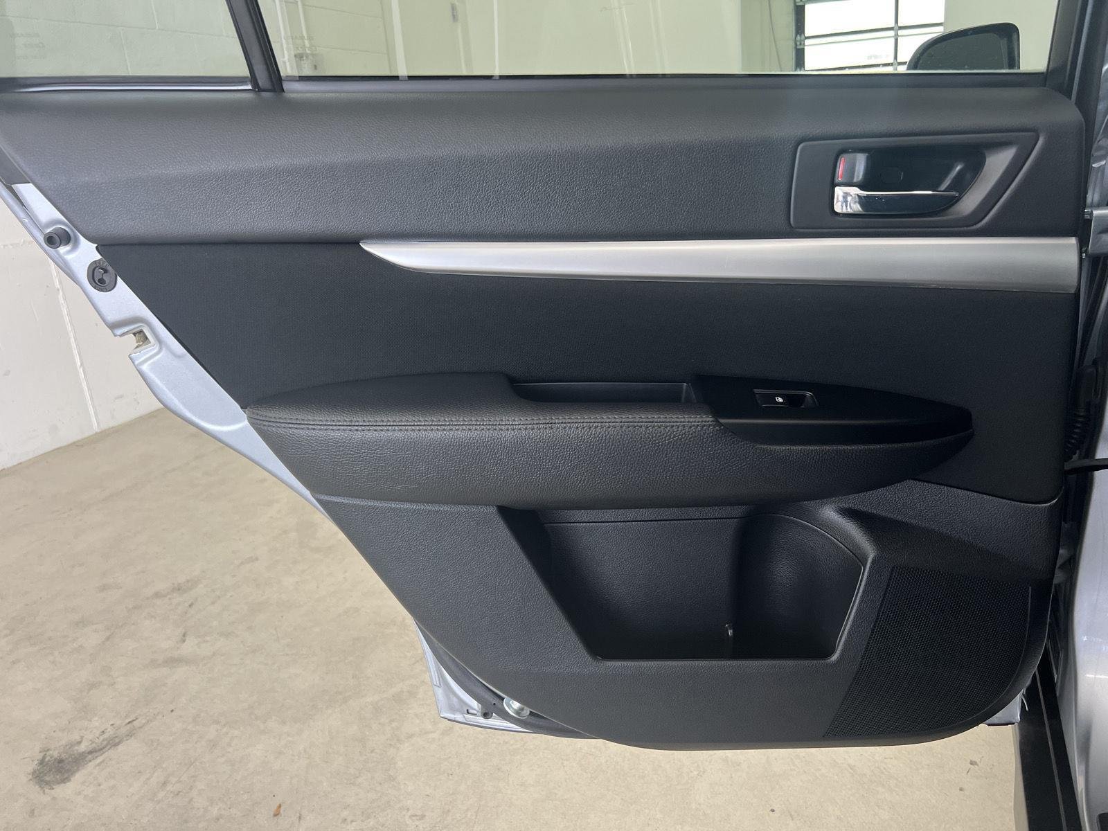 Used 2014 Ice Silver Metallic Subaru 2.5i Premium image 24