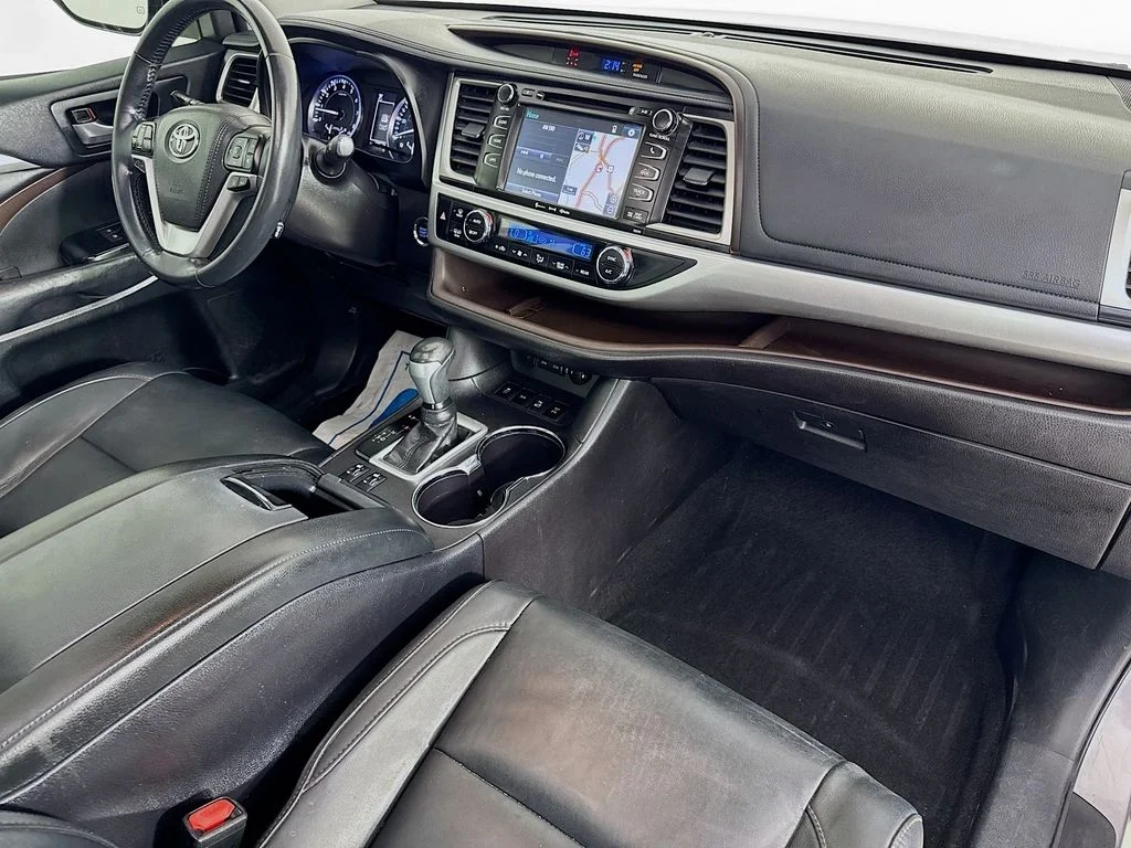 Used 2018 Gray Toyota XLE image 38