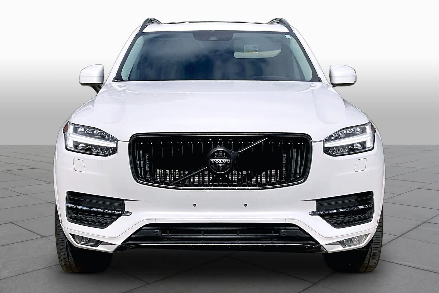 Used 2019 Crystal White Pearl Metallic Volvo Momentum image 4