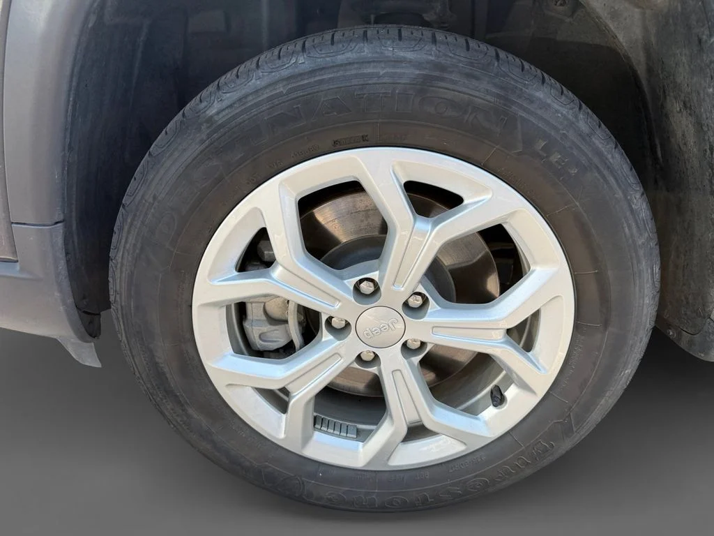 Used 2024 Gray Jeep Latitude image 14
