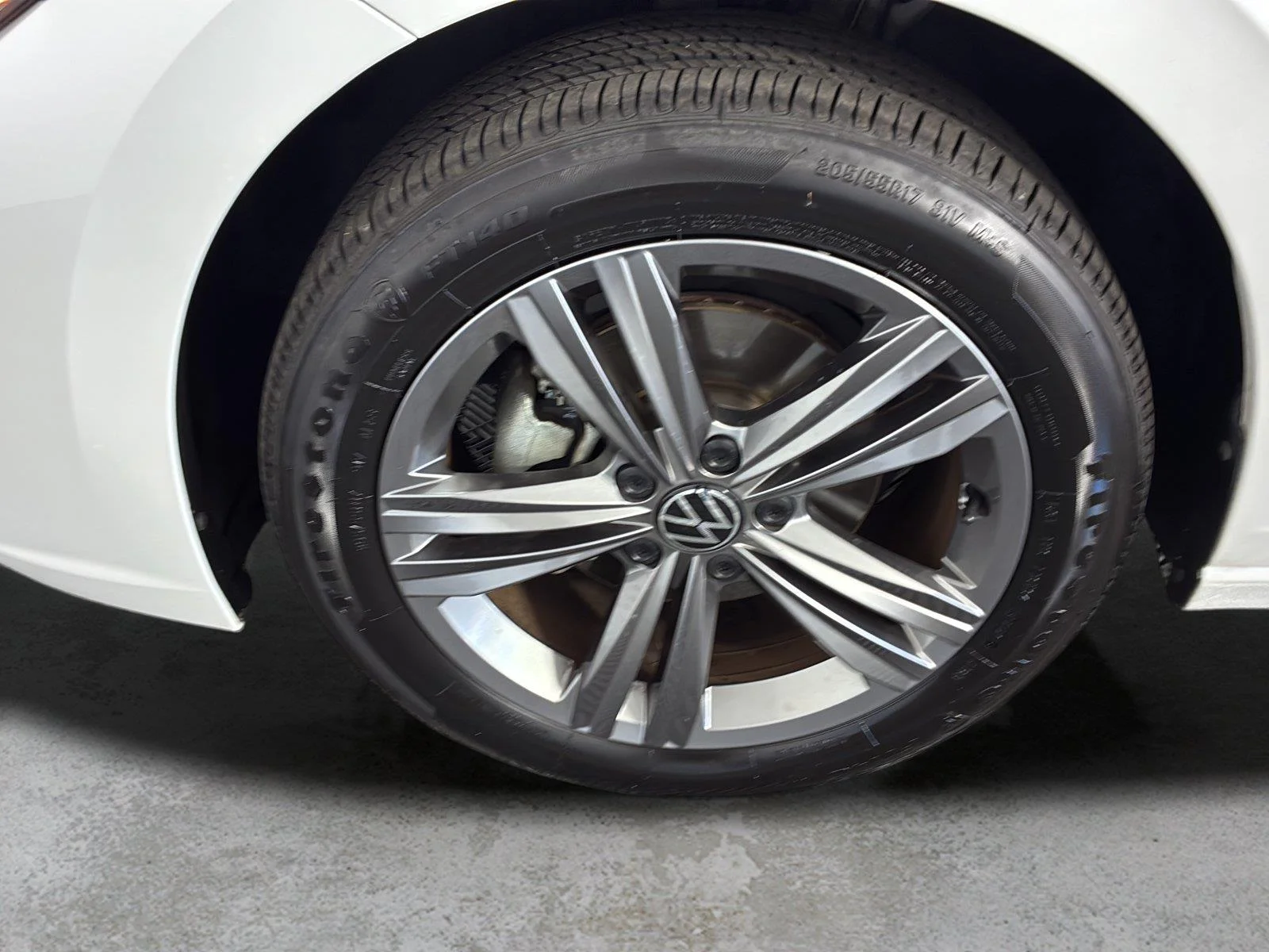 Used 2024 Opal White Pearl Volkswagen SE image 10